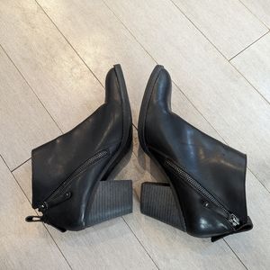 DV Dolce Vita black block heel ankle booties side zippers size 9